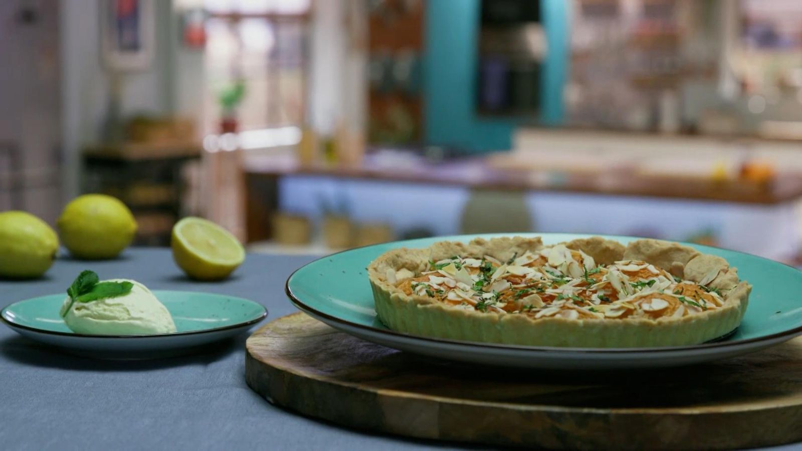 Pastís d'albercoc fresc amb gelat de vainilla