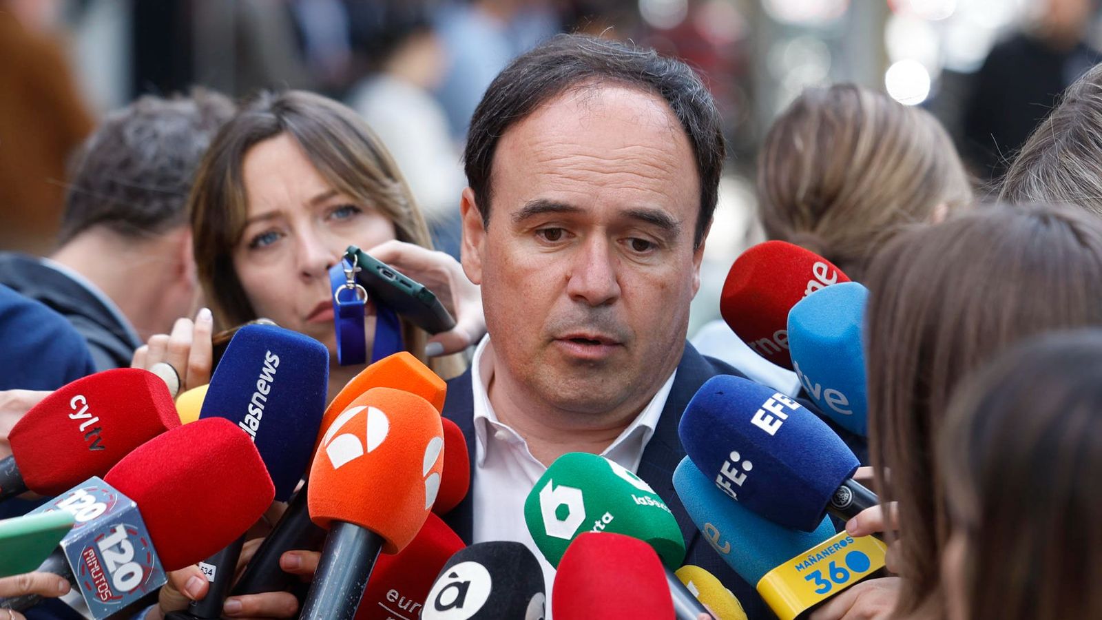 El president de la Generalitat i líder del PP valencià, Juanfran Pérez Llorca, este dilluns en arribar a la seu nacional del PP
