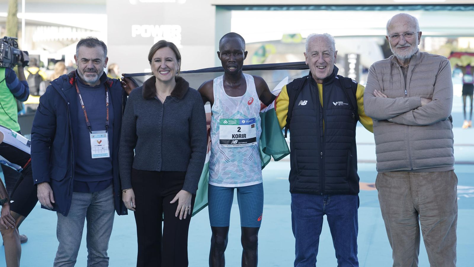 El guanyador de la prova, John Korir, acompanyat de les autoritats