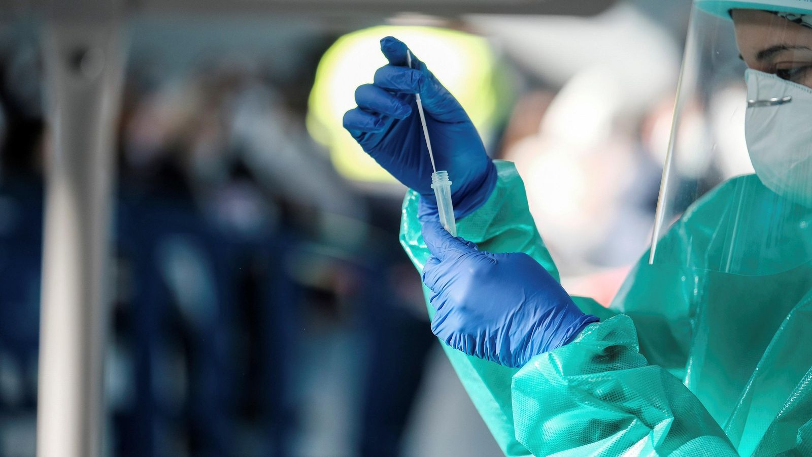 Personal sanitari realitza un cribratge massiu