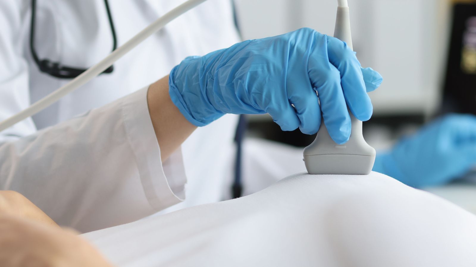 Una metgessa fa una ecografia a la mama a una pacient