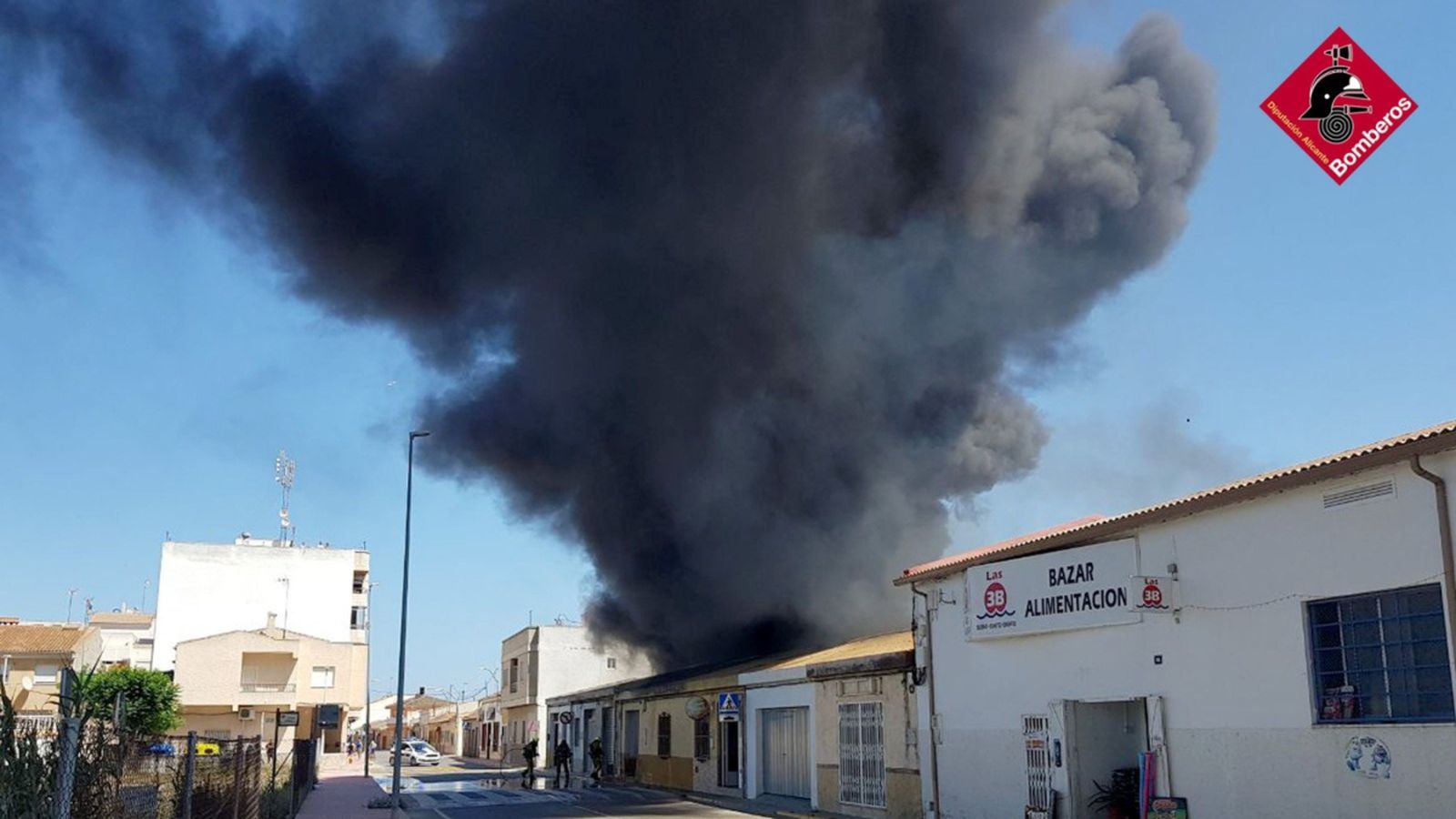 Imatge de la columna de fum causada per l'incendi