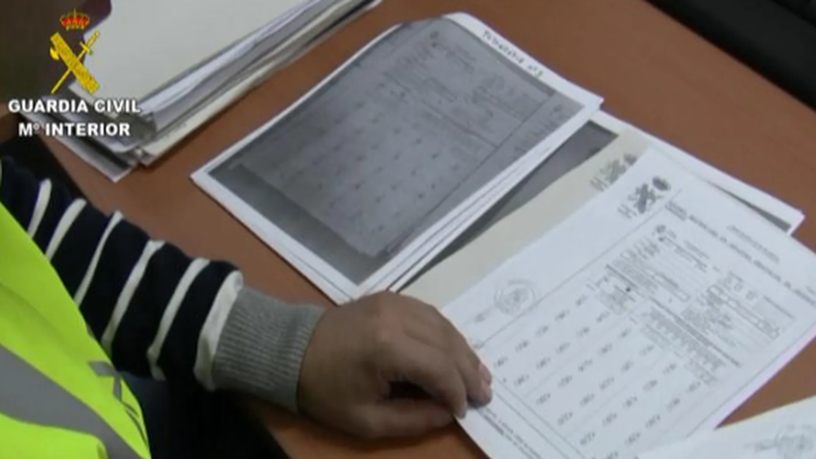 La Guàrdia Civil amb una documentación en una imatge d'arxiu