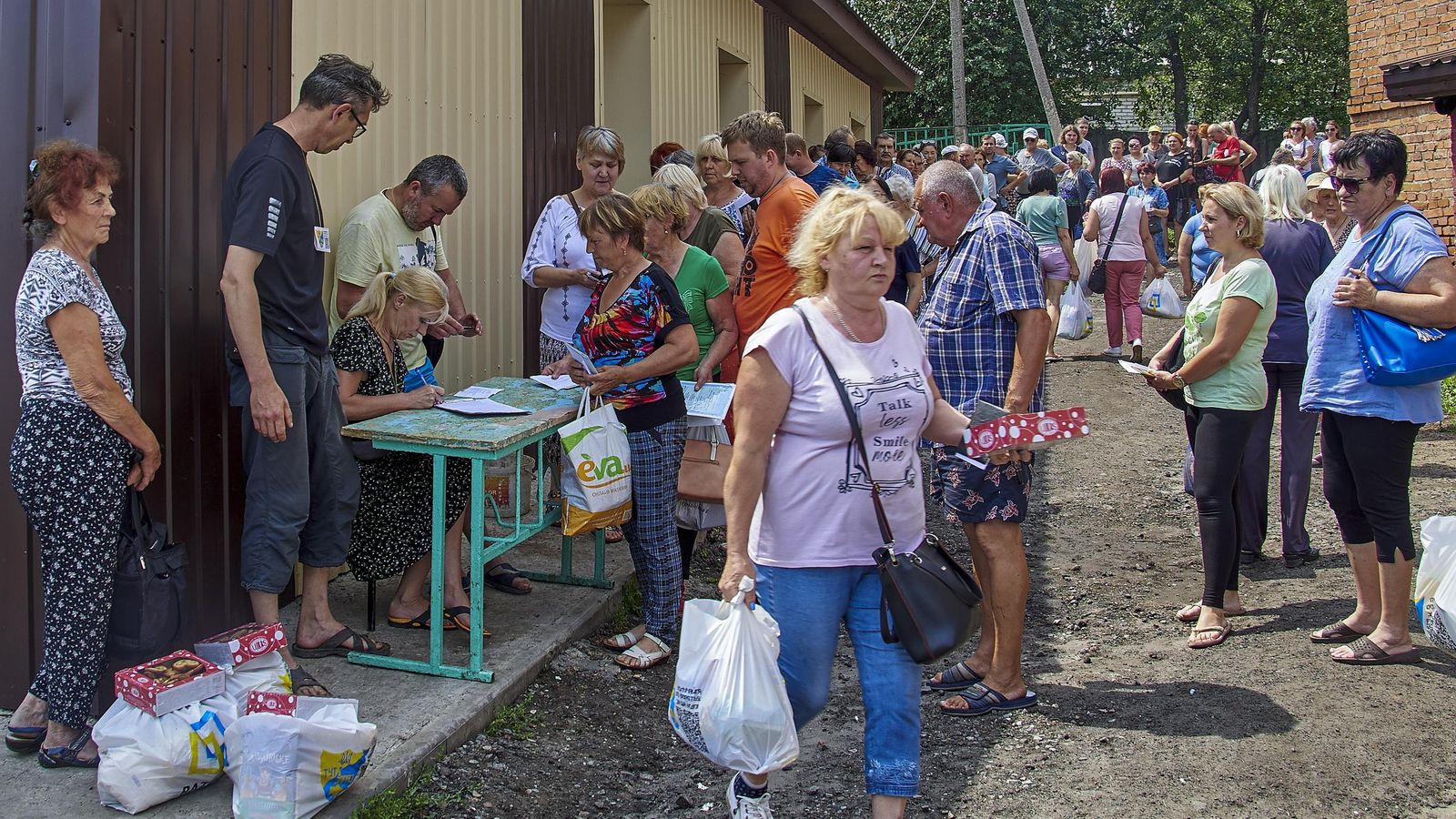 Voluntaris ucraïnesos distribueixen ajuda humanitària en la xicoteta ciutat de Lyubotyn en l'àrea de Khàrkiv, Ucraïna