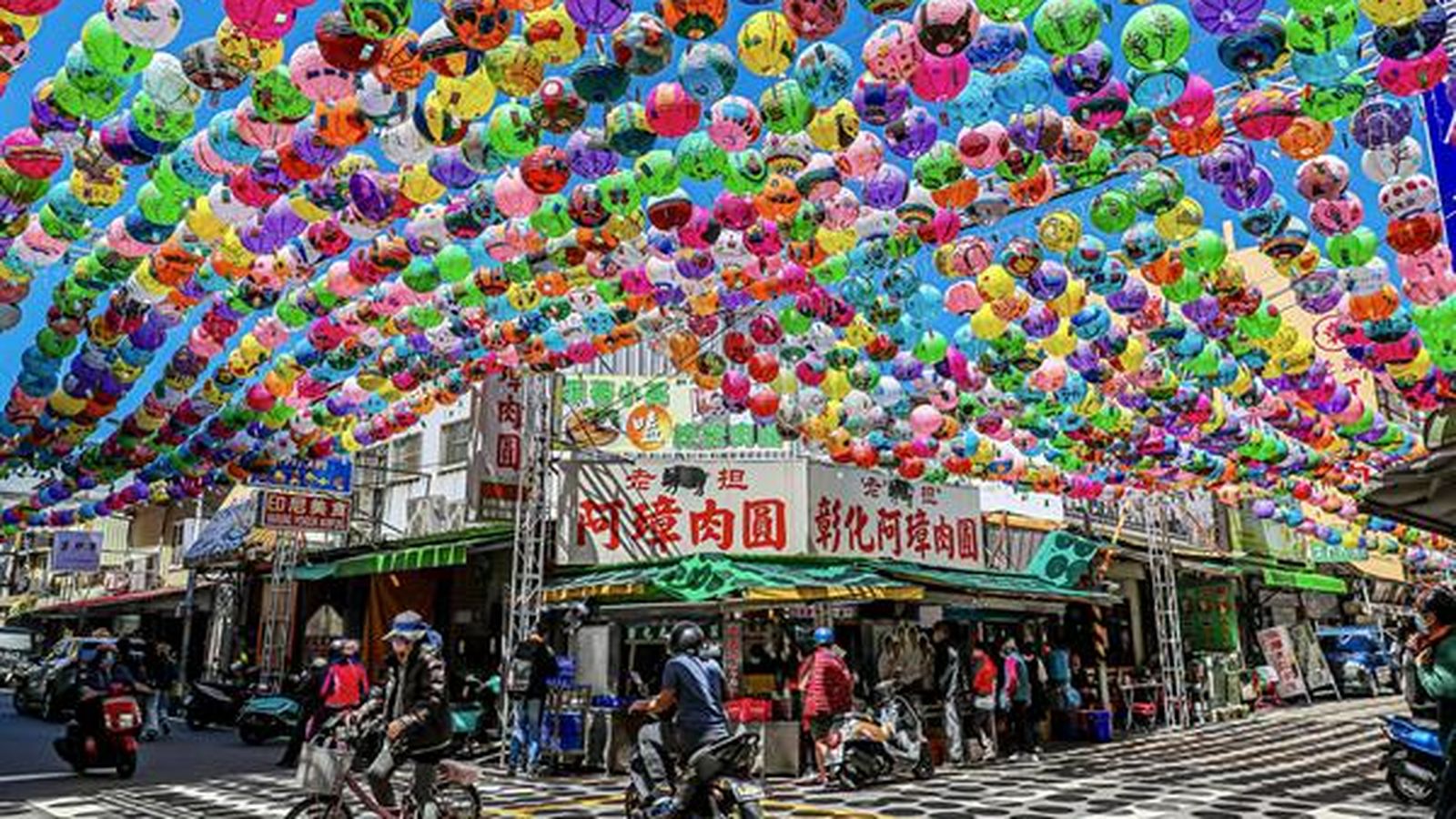 Gent sota fanals de colors en una àrea d'atracció turística en Changhua, Taiwan, aquest dimarts