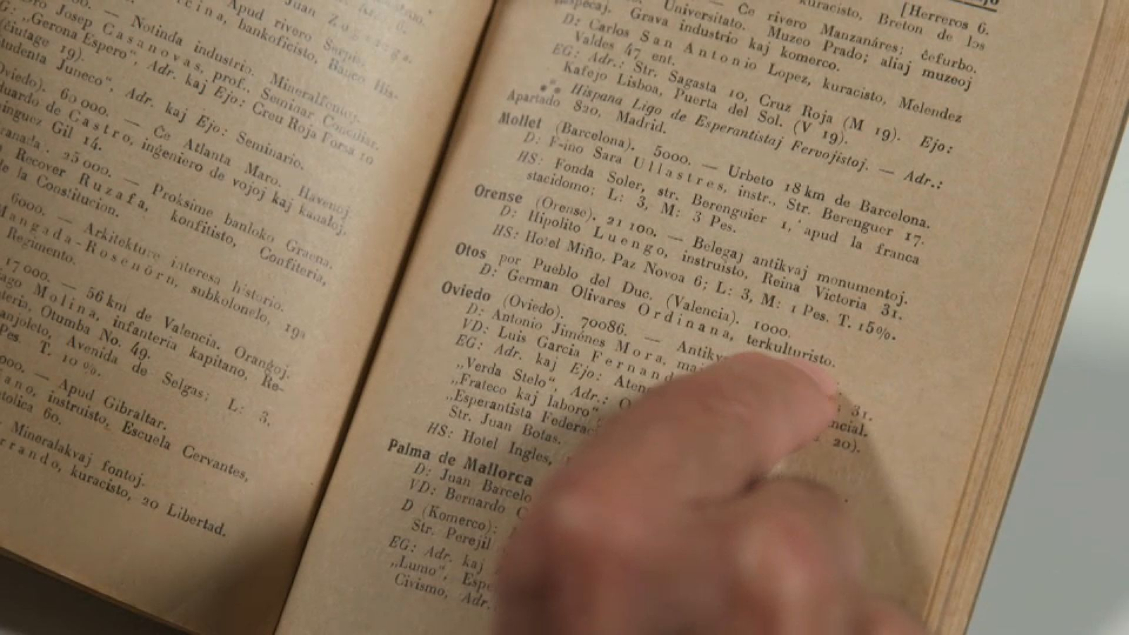 Pàgines del quadern d'esperanto on està el nom de son tio amb el seu ofici, terkulturista