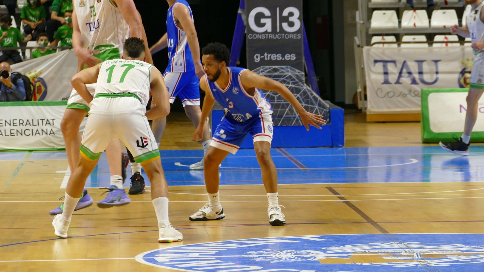 Óscar Alvarado, en una acció del partit