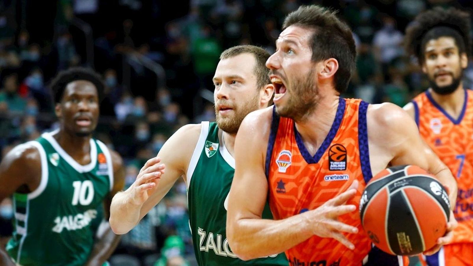 Sam Van Rossom tracta de fer una cistella