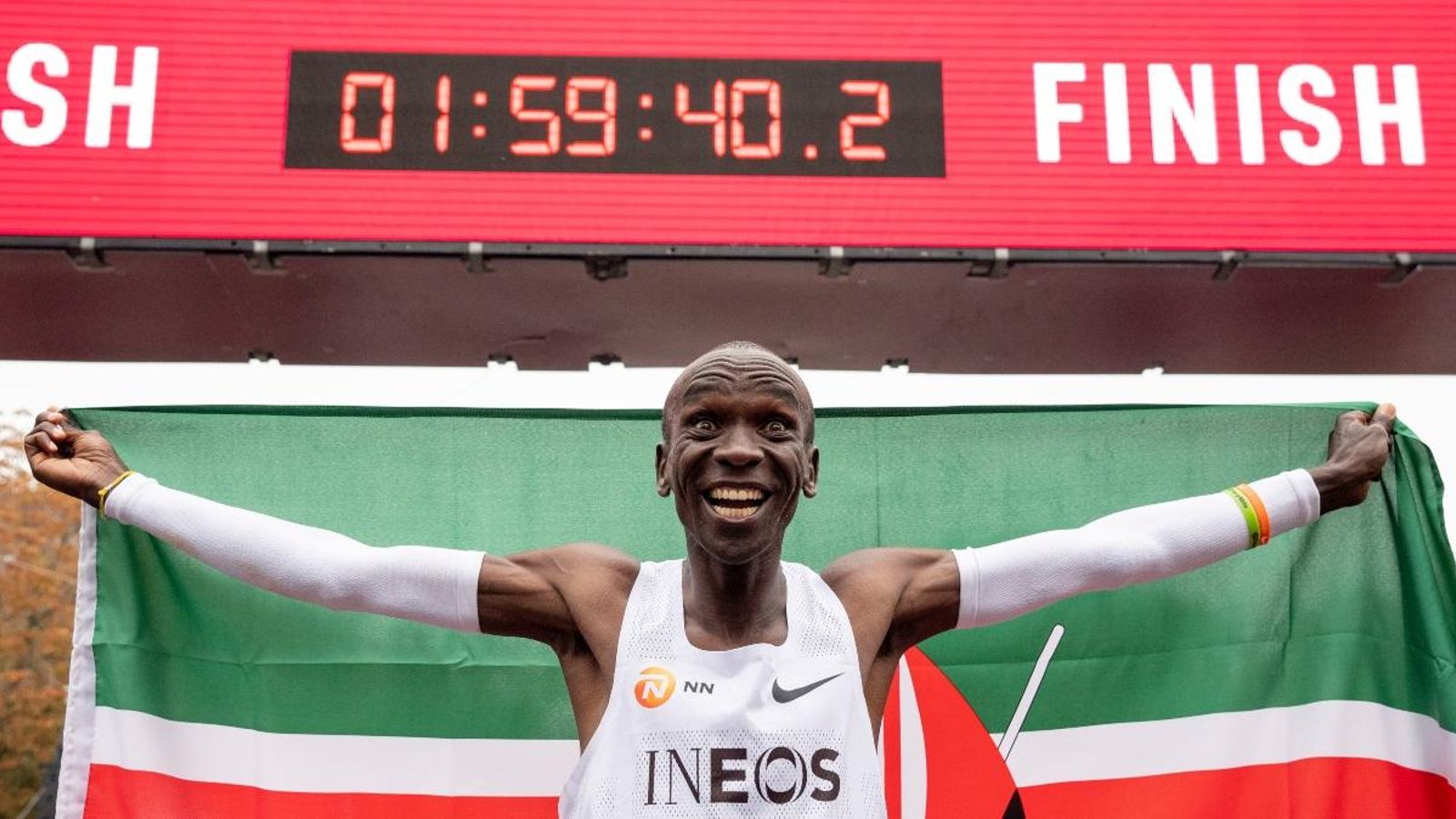 Eliud Kipchoge, amb el registre aconseguit a Viena