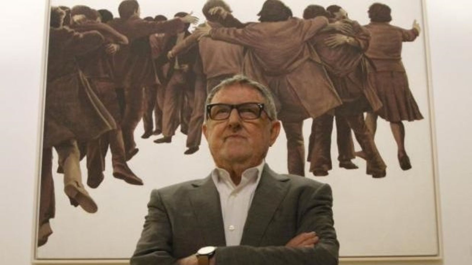 L'artista valencià, Joan Genovés, davant d'una de les seues obres més emblemàtiques, 'L’abraçada'