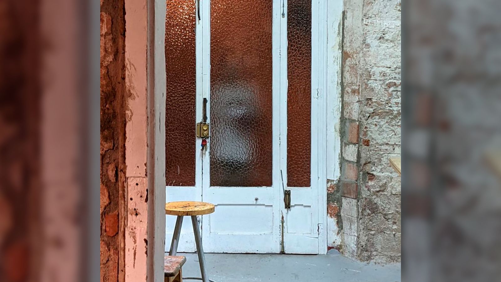 L'ombra de l'home que assetja Paula Bonet a través de la porta del seu taller