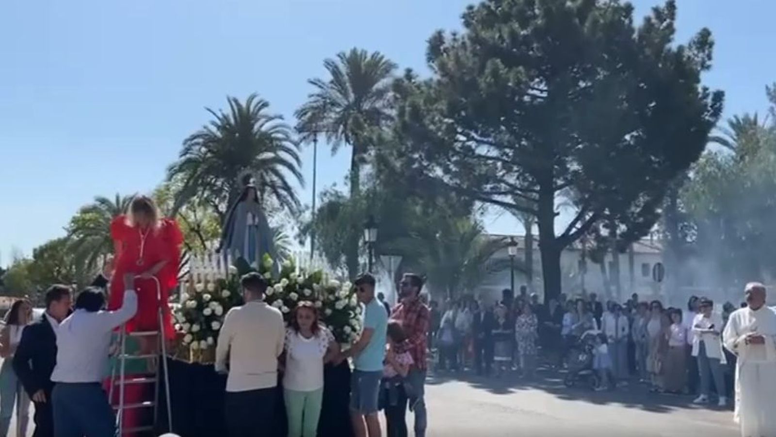 Un dels moments de la processó de l'Encontre que va tindre lloc diumenge a Tous i on va irrompre el conductor begut