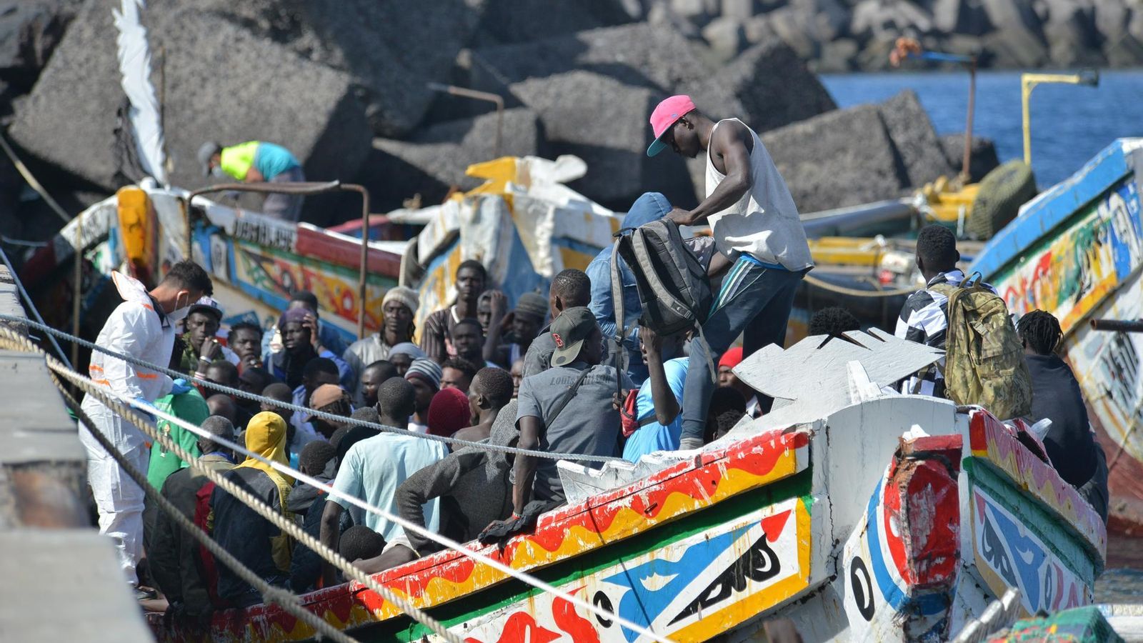 La Guardia Civil auxilia un cayuco con 172 personas en aguas cercanas a El Hierro