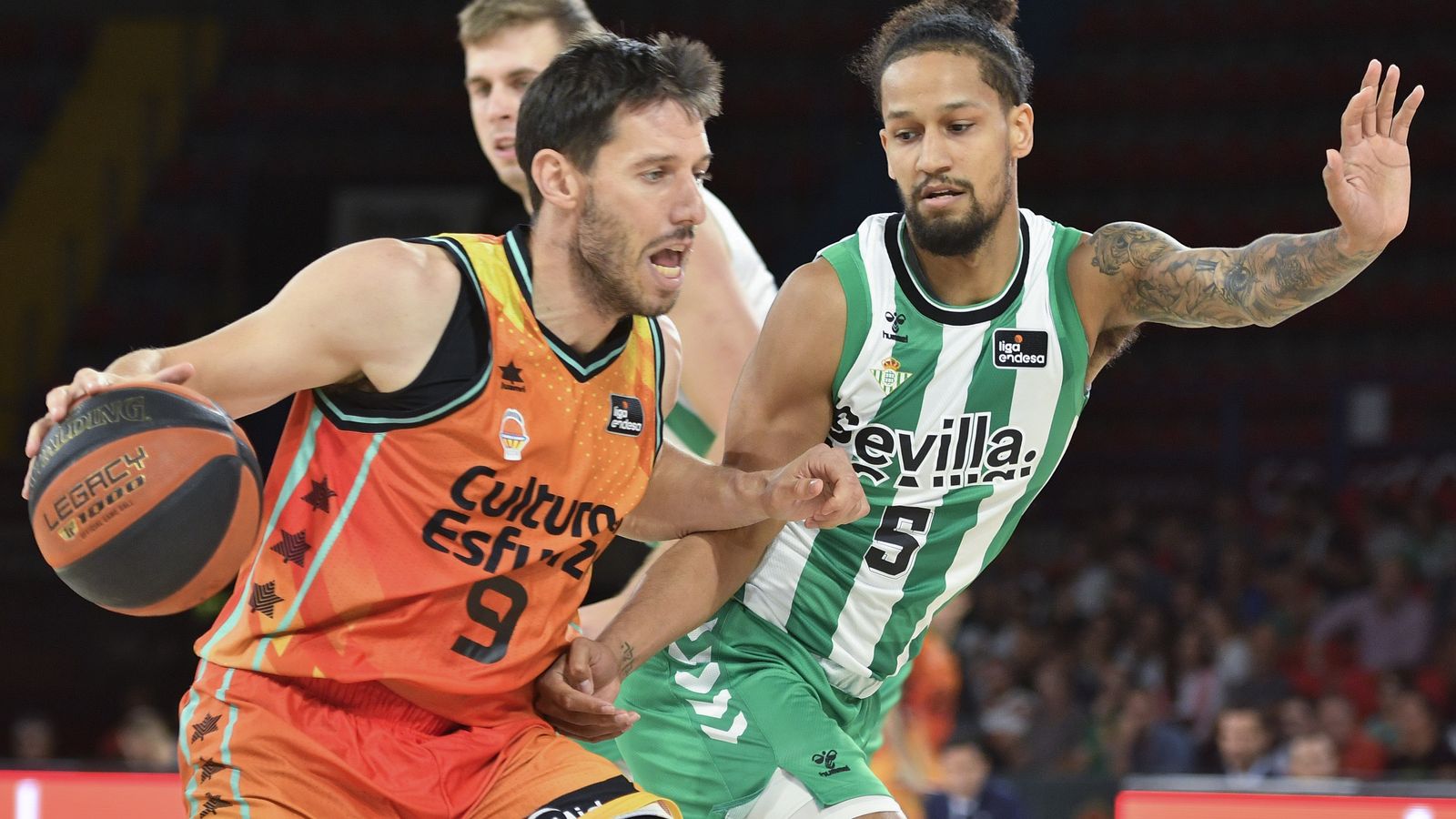 El base belga Sam Van Rossom condueix un baló en el partit contra el Betis