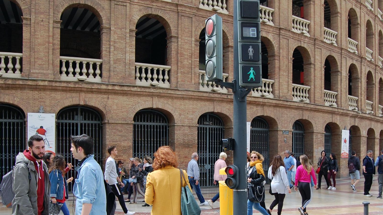 Semàfor amb silueta femenina al centre de València.