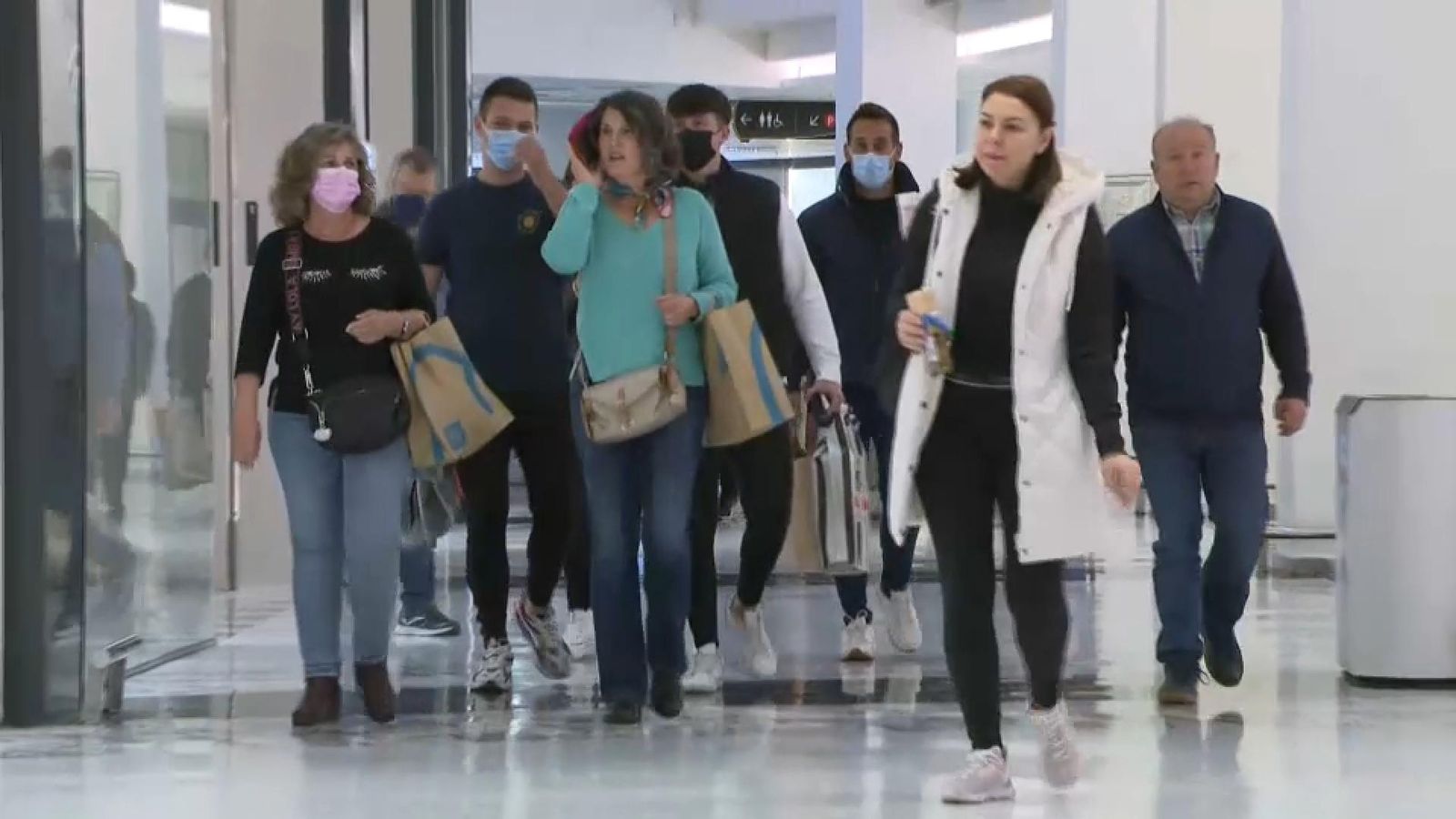 Diversos clients amb mascareta avancen per un centre comercial de Castelló aquest dimecres, quan ja es podia retirar la protecció als espais tancats