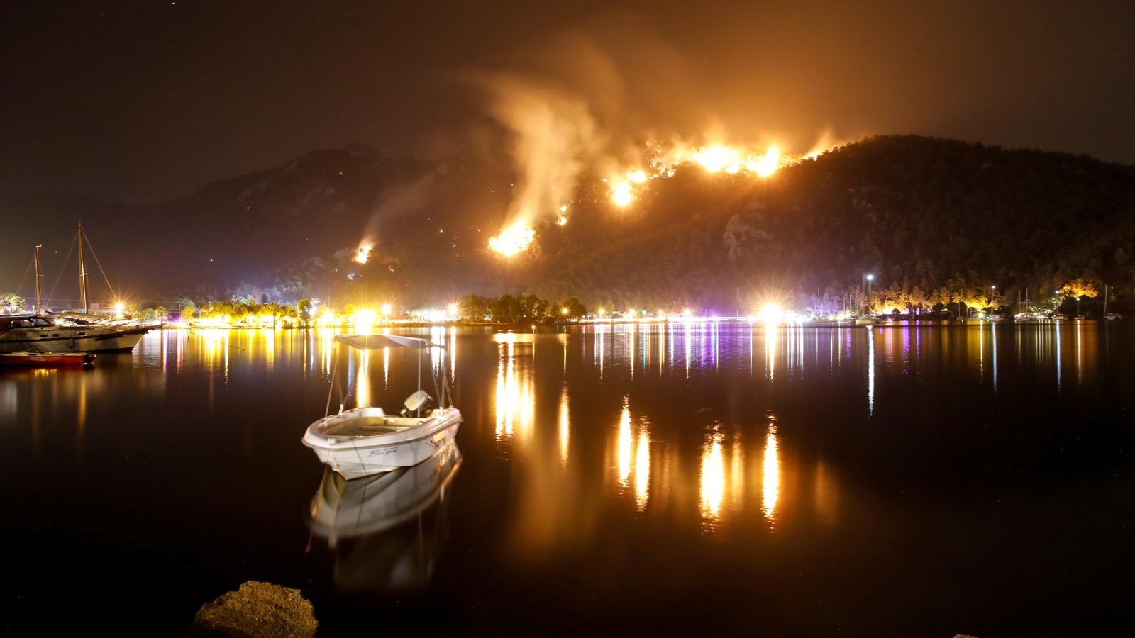 Les flames emergeixen en les muntanyes d'Orhaniye, una població propera a la turística Marmaris (Turquia)