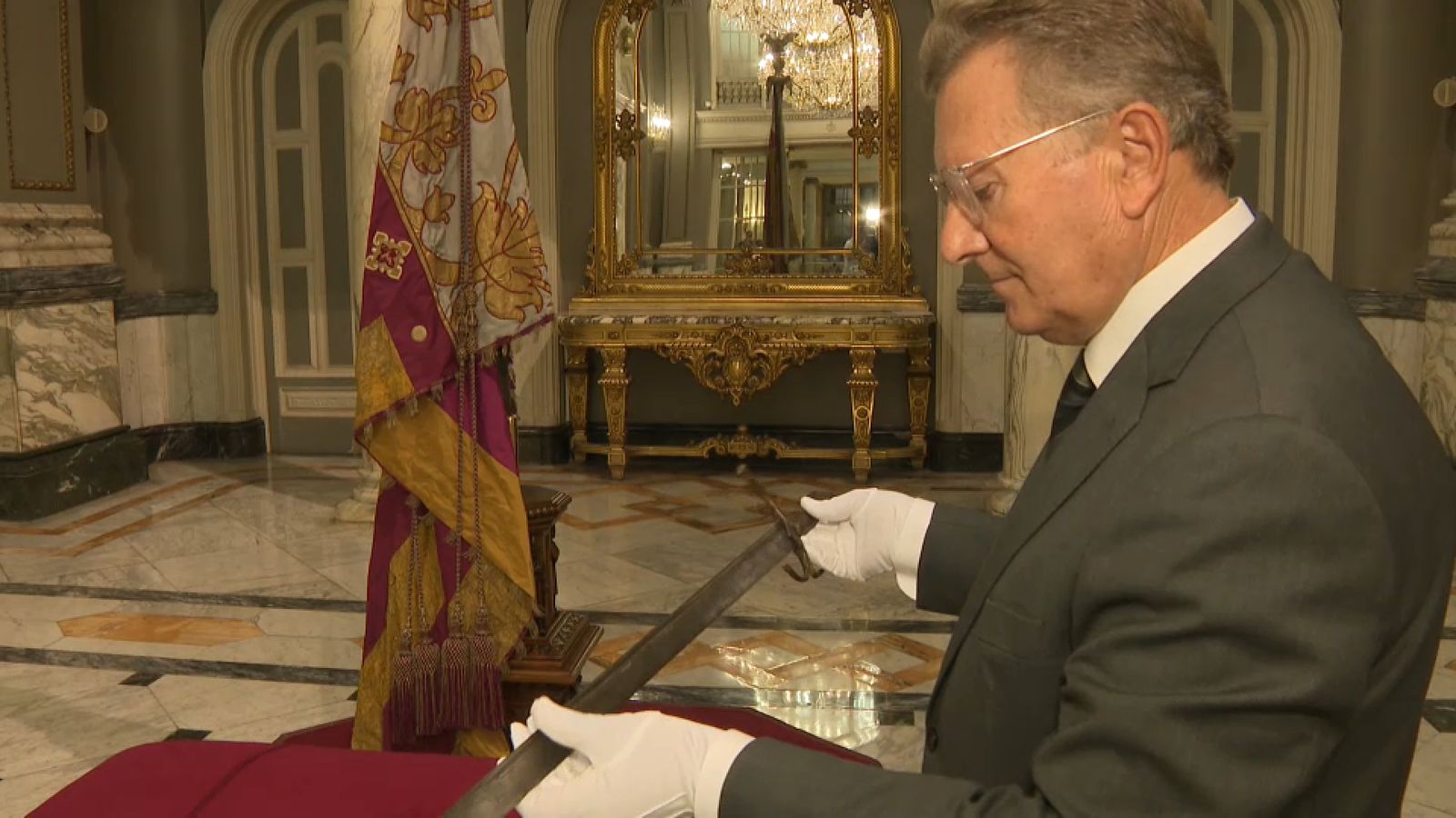 L'interventor de l'Ajuntament de València mostra l'espasa de Jaume I que portarà en la processó cívica del Nou d'Octubre