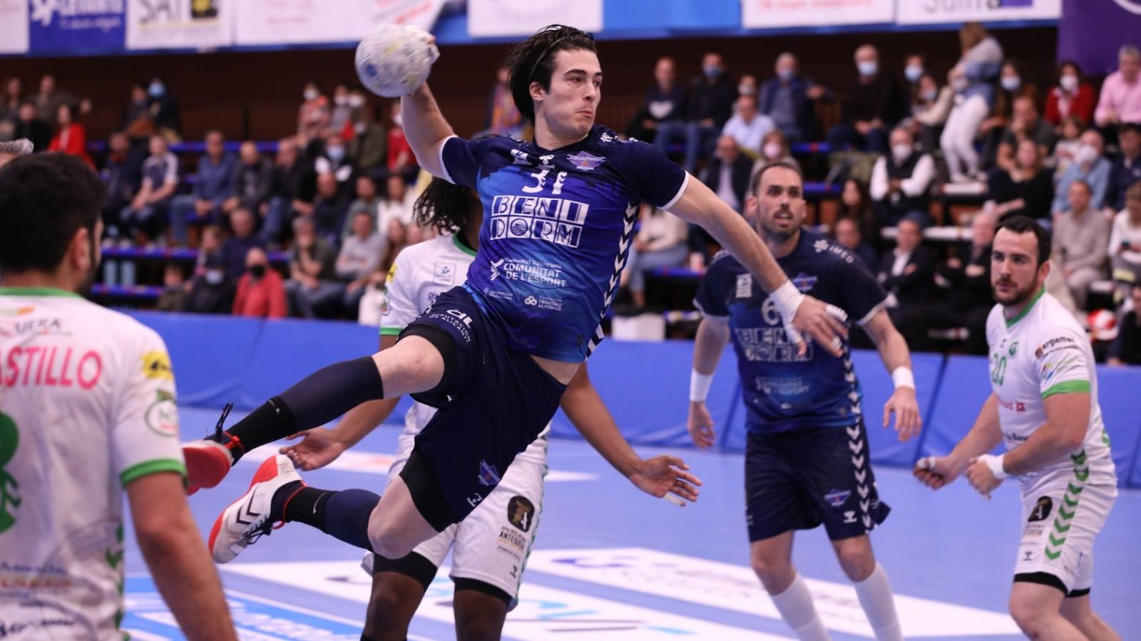 Eduardo Calle fa un llançament a porteria