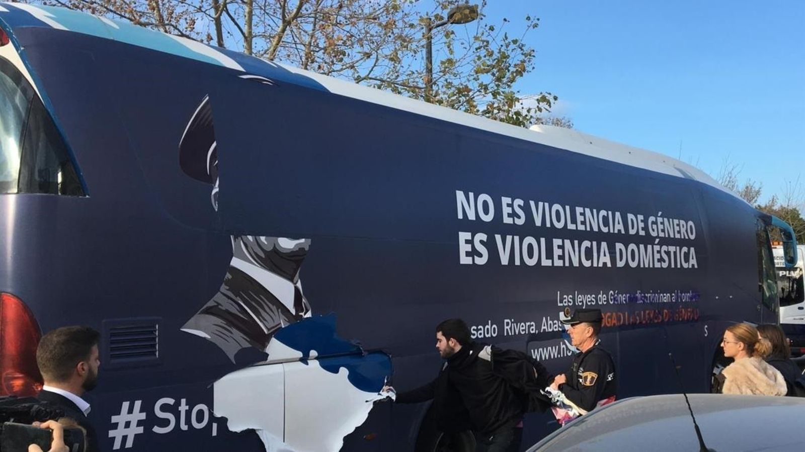 La policia ordena retirar els adhesius de l'autobús