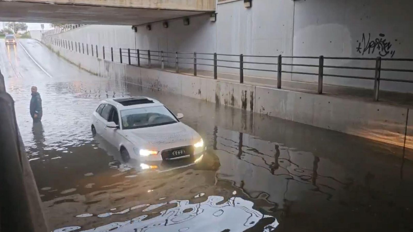 Cotxe atrapat en un túnel a Vinaròs