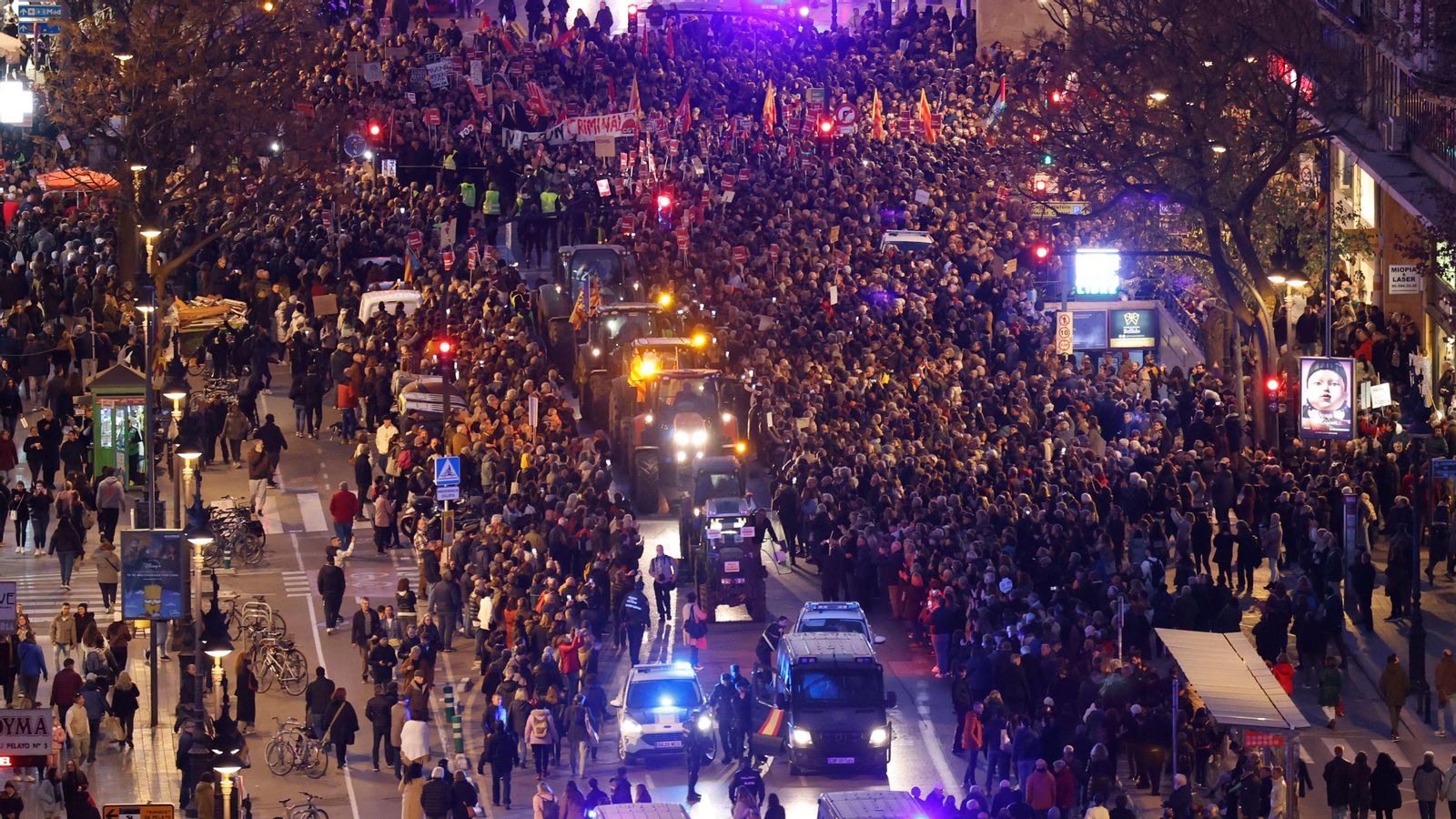 Carrer de Xàtiva de València en la tercera manifestació per la dimissió de Mazón