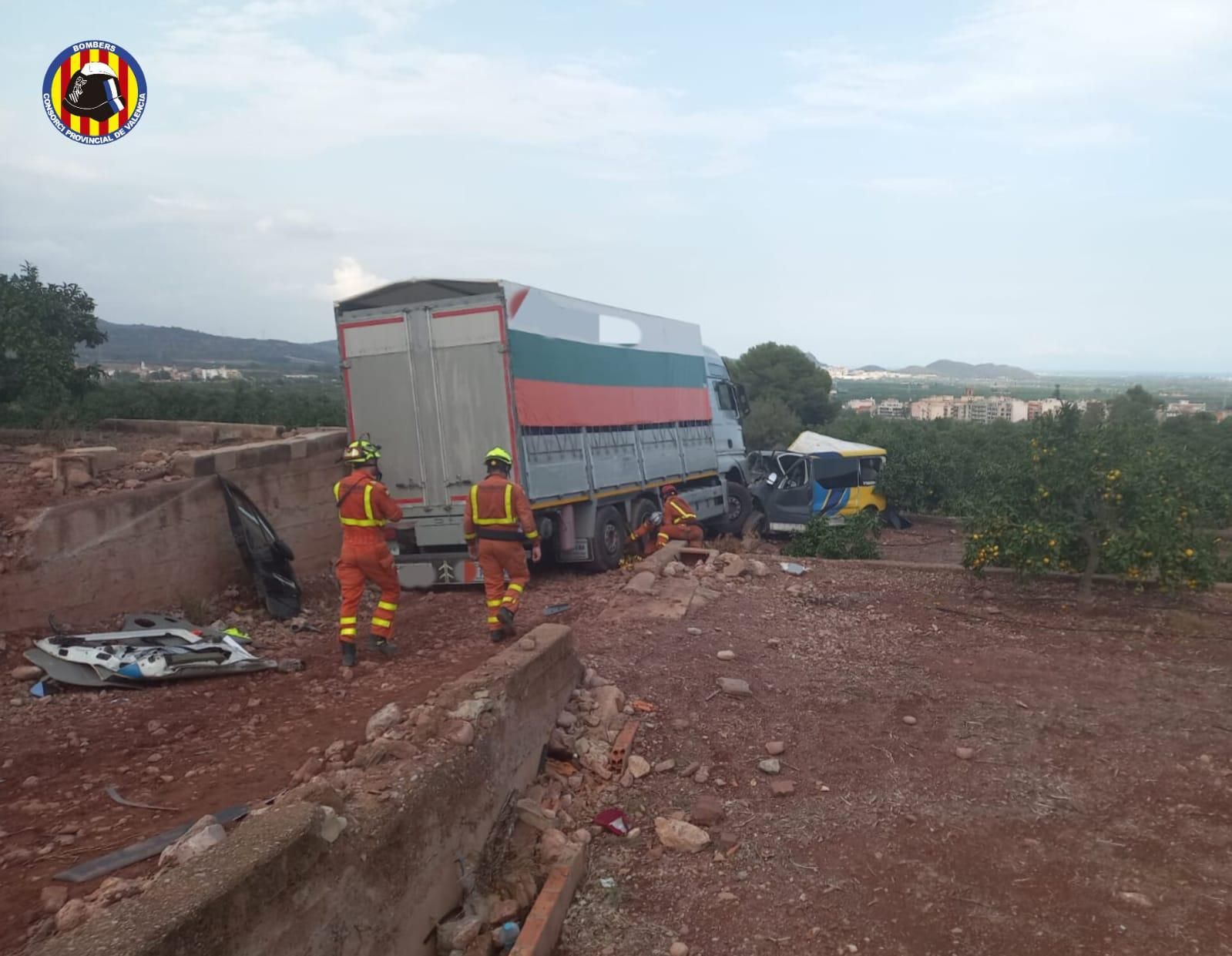Els bombers treballen amb el camió accidentat Els bombers treballen amb el camió accidentat