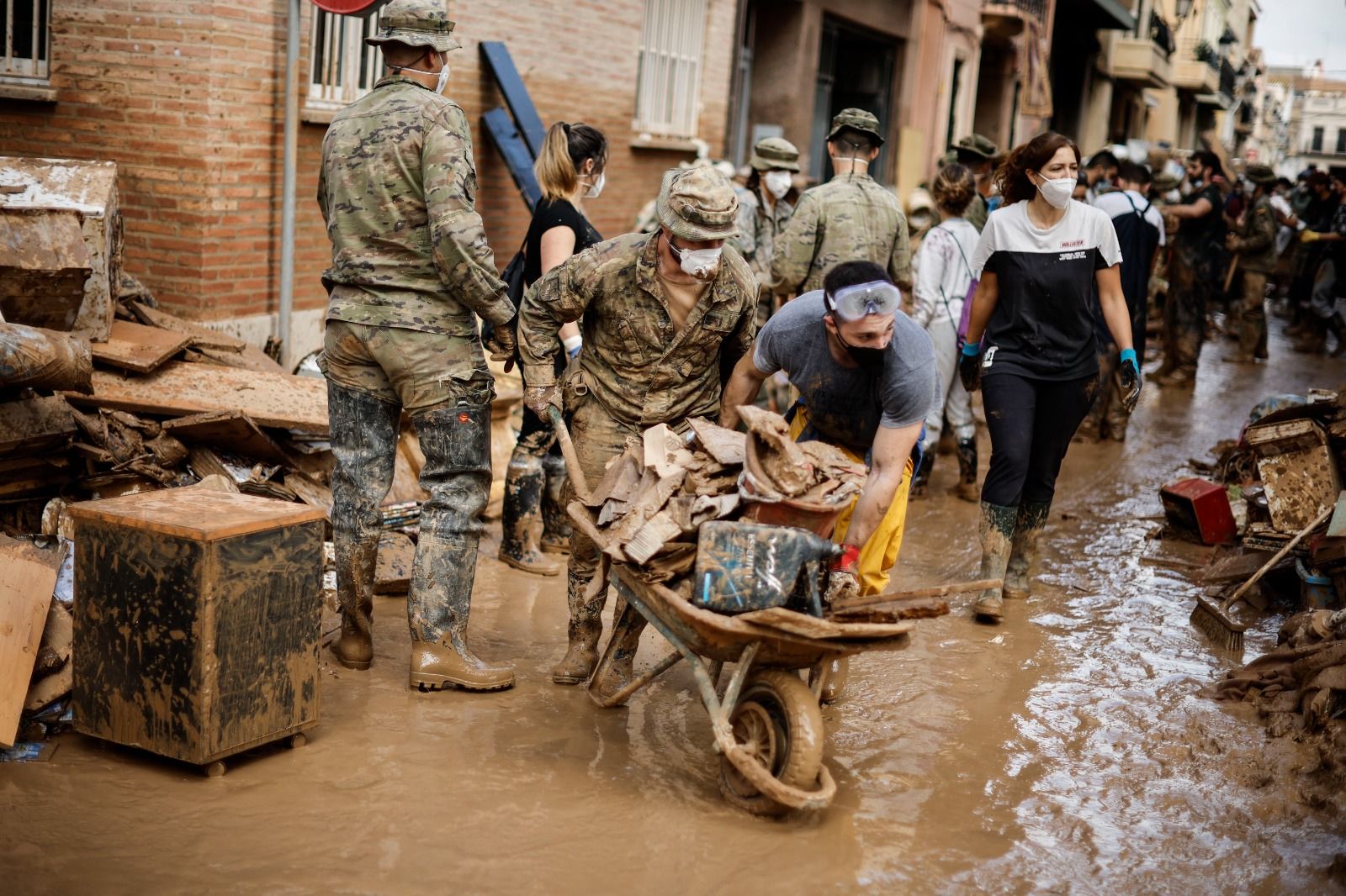 Fotografia dels voluntaris i les Forces Armades durant la DANA que apareix a la taula de Felip VI