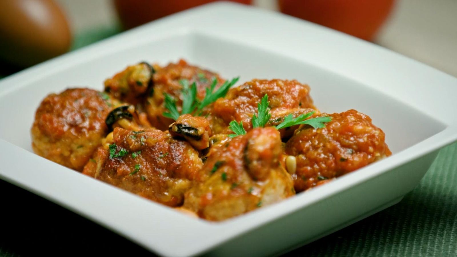 Mandonguilles de carn amb salsa de tomaca i clótxina