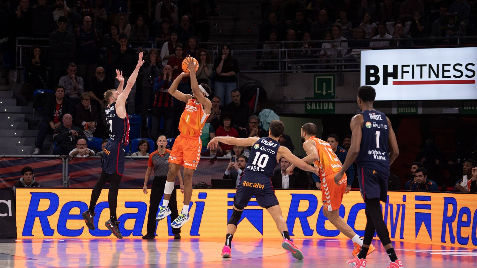 Una cistella de Kam Taylor que manté un lideratge