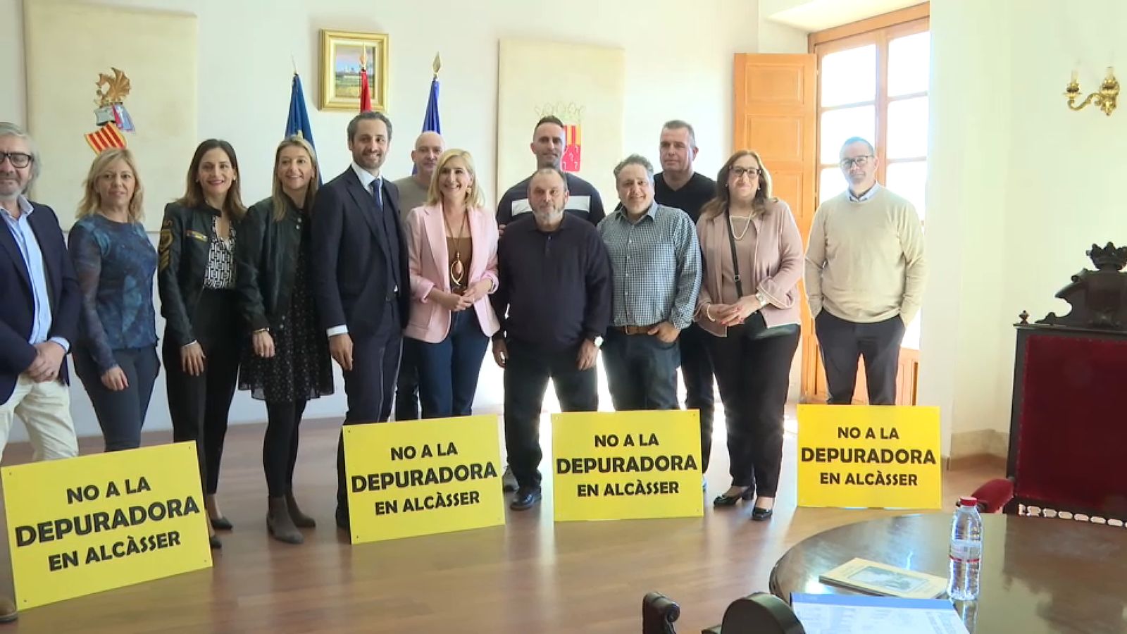 La consellera Salomé Pradas (centre), aquest dimecres durant la visita a Alcàsser