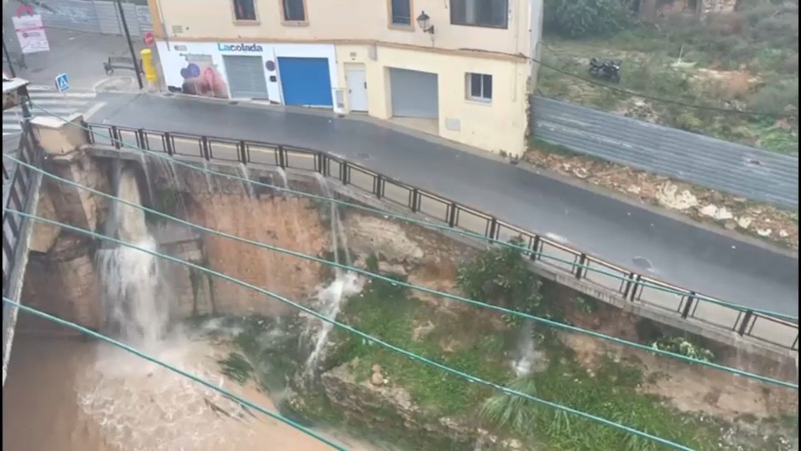 Els bombers forestals van estar mesurant el barranc de Poio fins a les tres de la vesprada