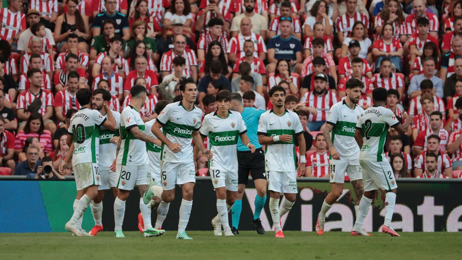 Els jugadors de l'Elx celebren el gol