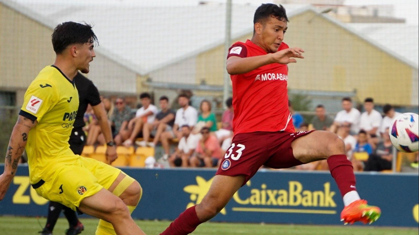 Un jugador groguet, en una acció del partit