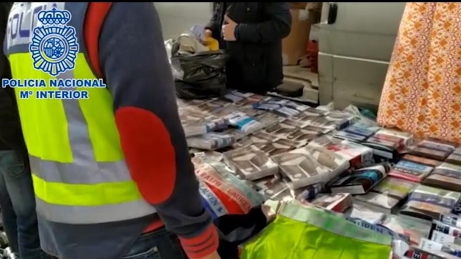 45 detinguts i 200 mil productes confiscats en una macrooperació contra les falsificacions.