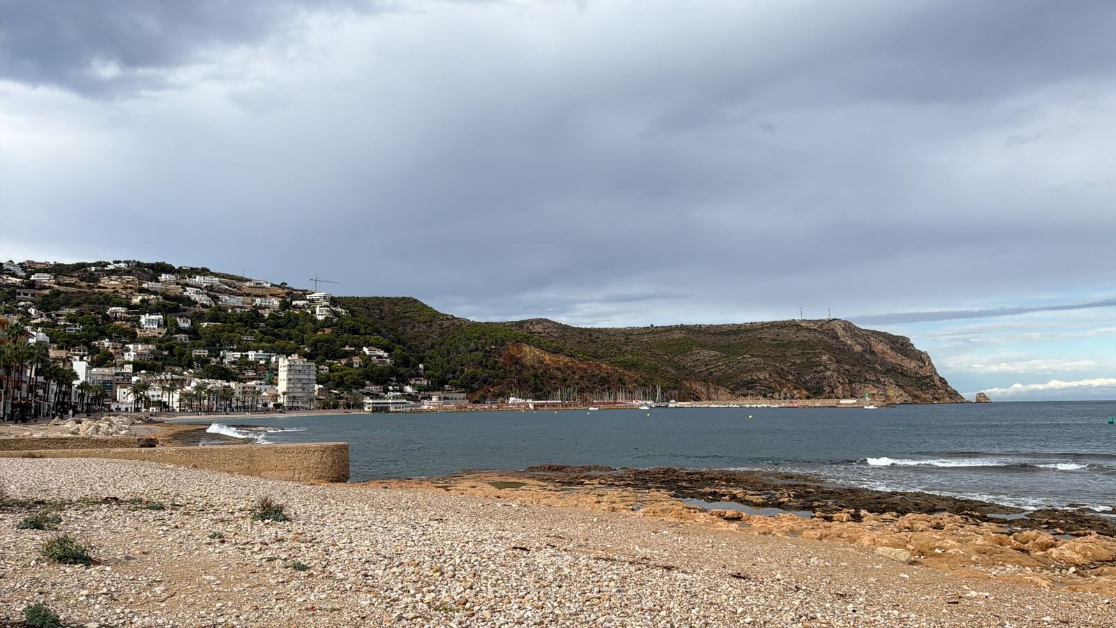 Vista del cap de Sant Antoni, Xàbia, amb el cel totalment cobert