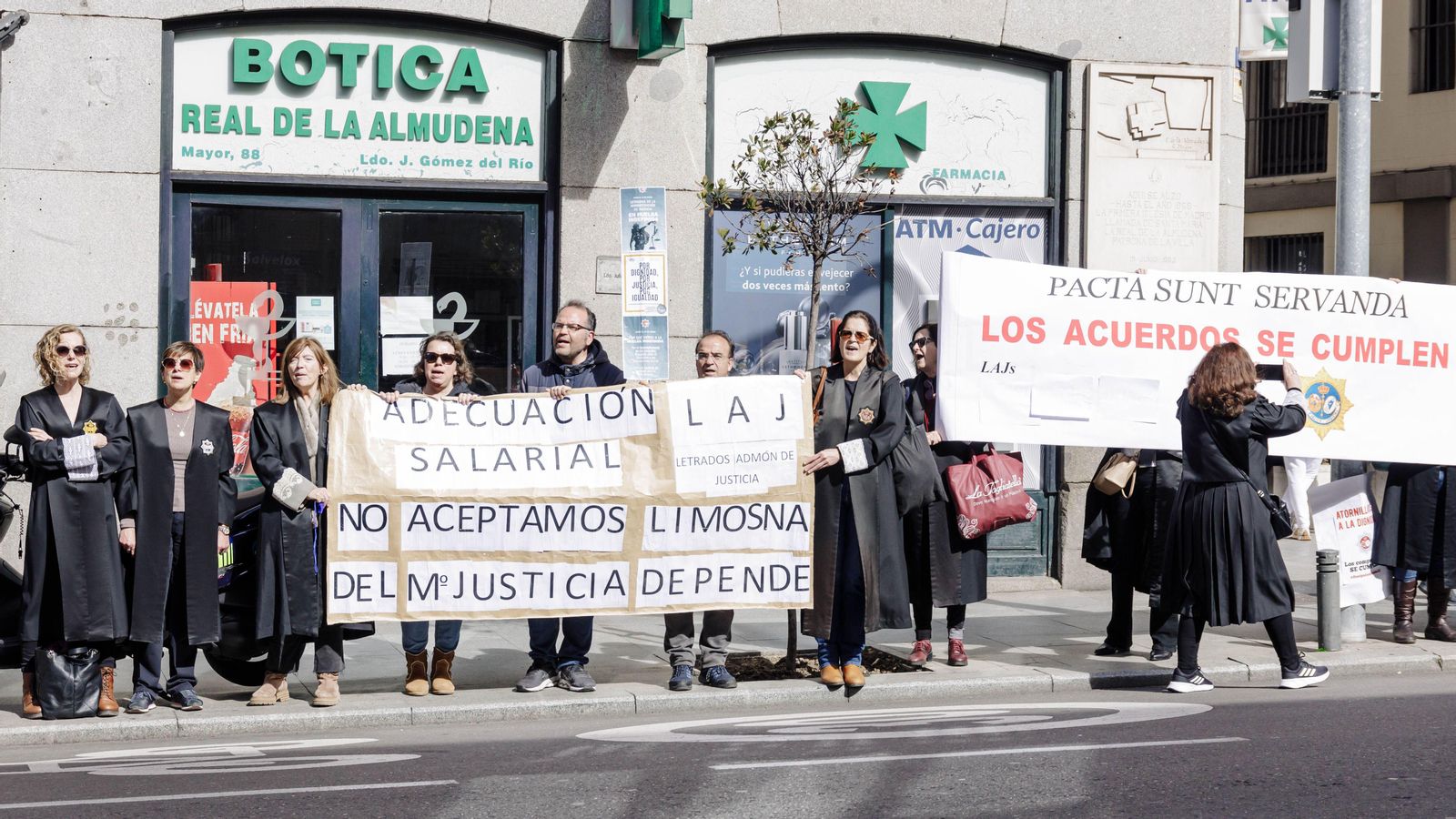 Lletrats de l'Administració de Justícia (LAJ) protesten enfront del Consell d'Estat el passat 10 de març a Madrid