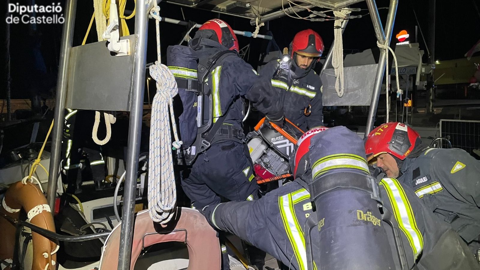 Efectius de bombers del Consorci de Castelló la matinada de l'incendi
