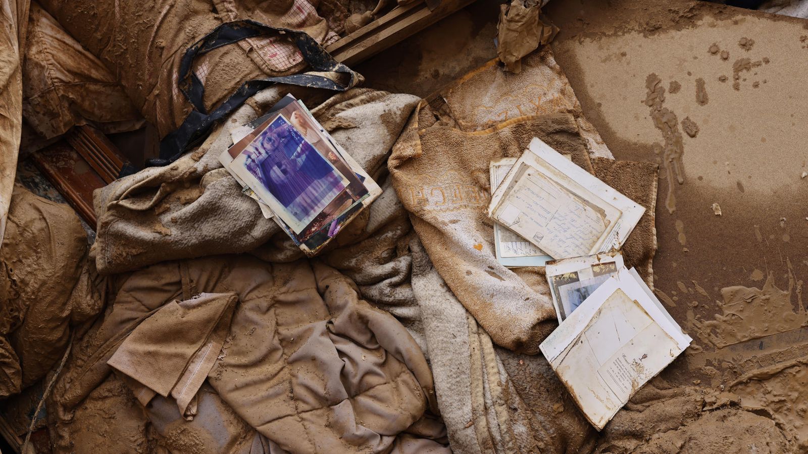 Fotografies i documents personals coberts pel fang a Sedaví (Horta Sud)