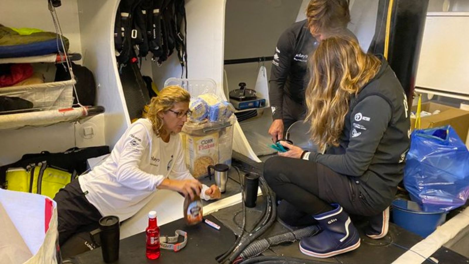 Imatge de l'interior del veler en un dels entrenaments. (@RetoPelayoVida)