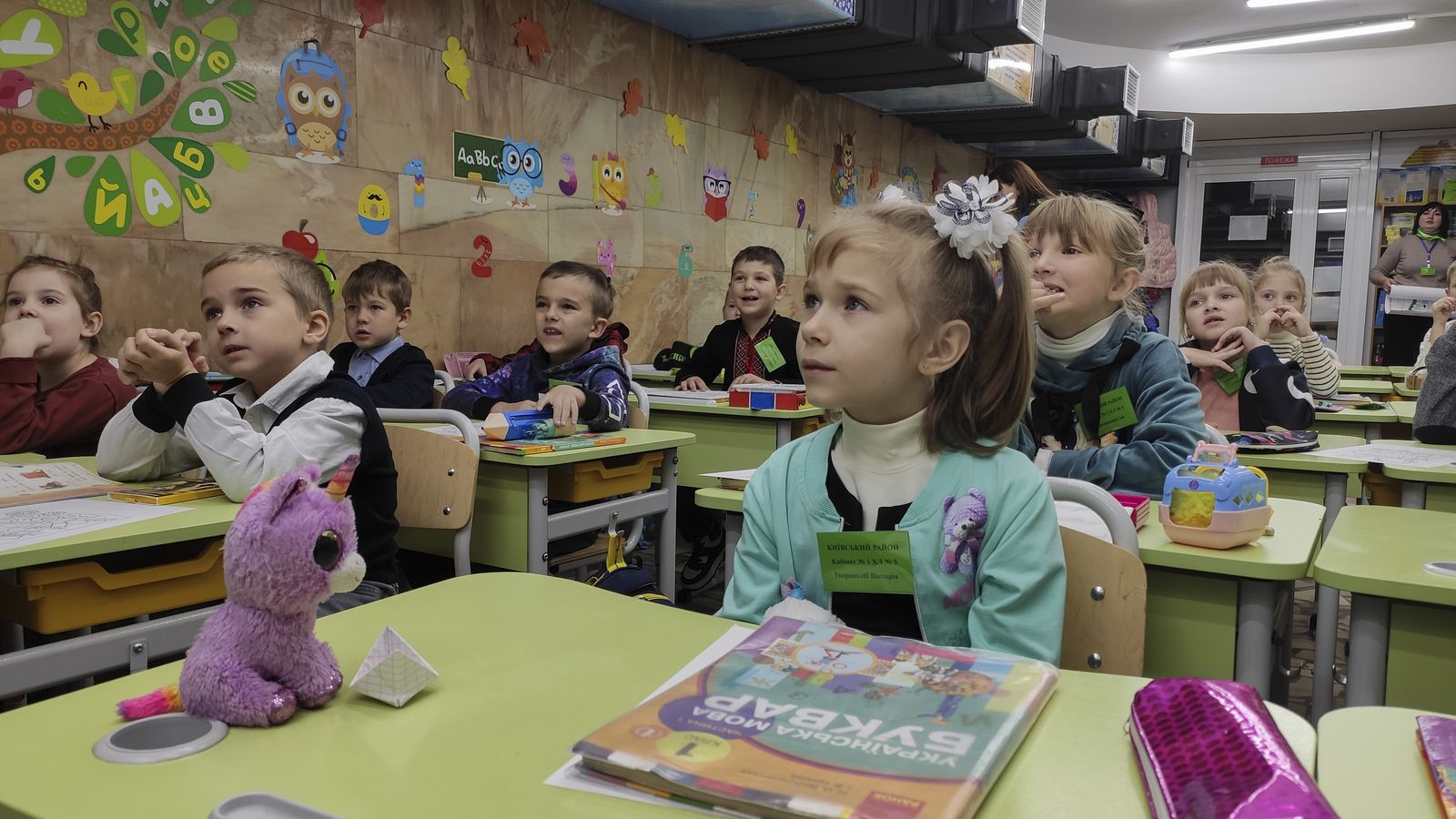 Estacions de metro de Khàrkiv es converteixen en col·legis davant els bombardejos russos