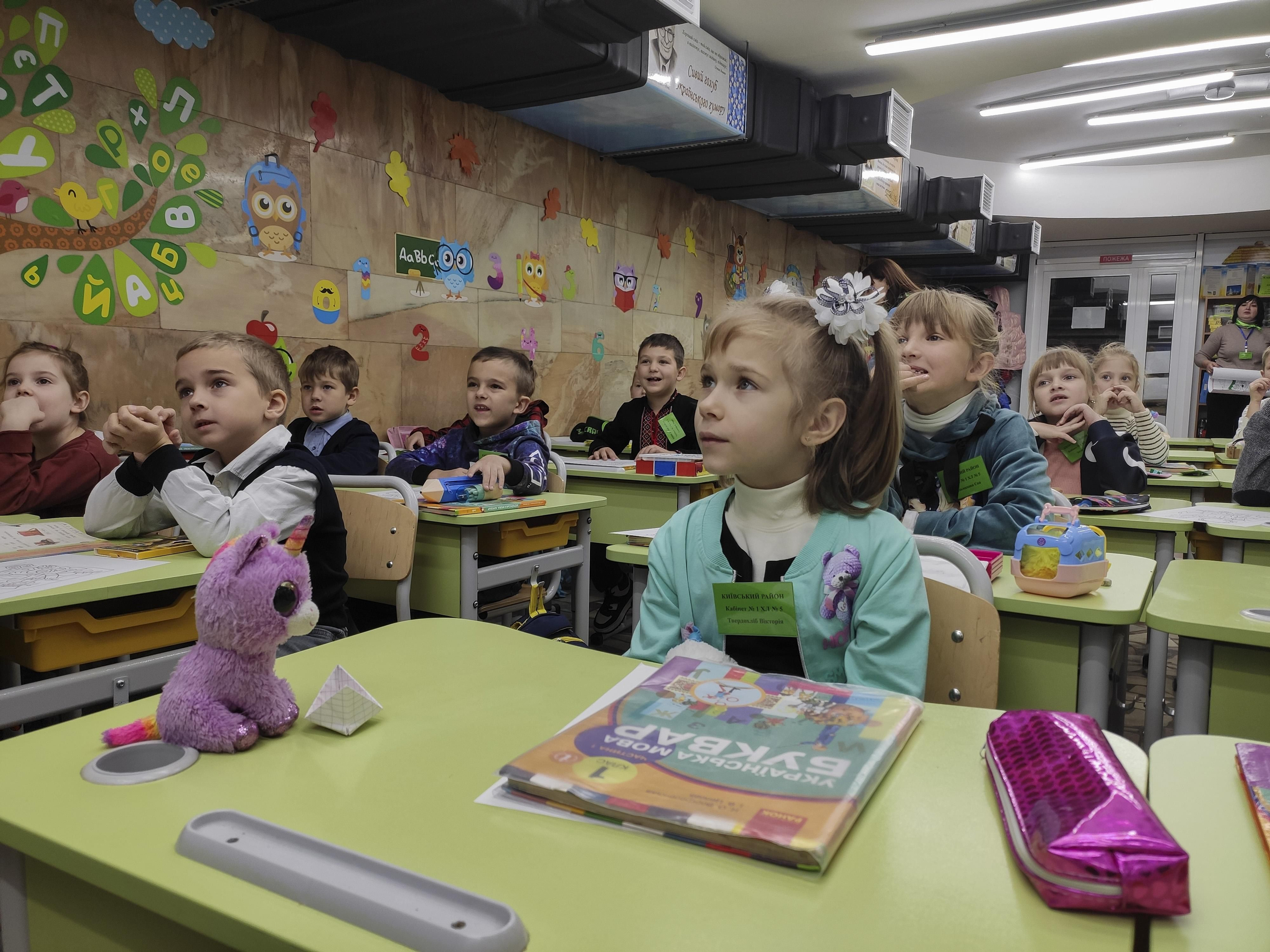 Estacions de metro de Khàrkiv es converteixen en col·legis davant els bombardejos russos