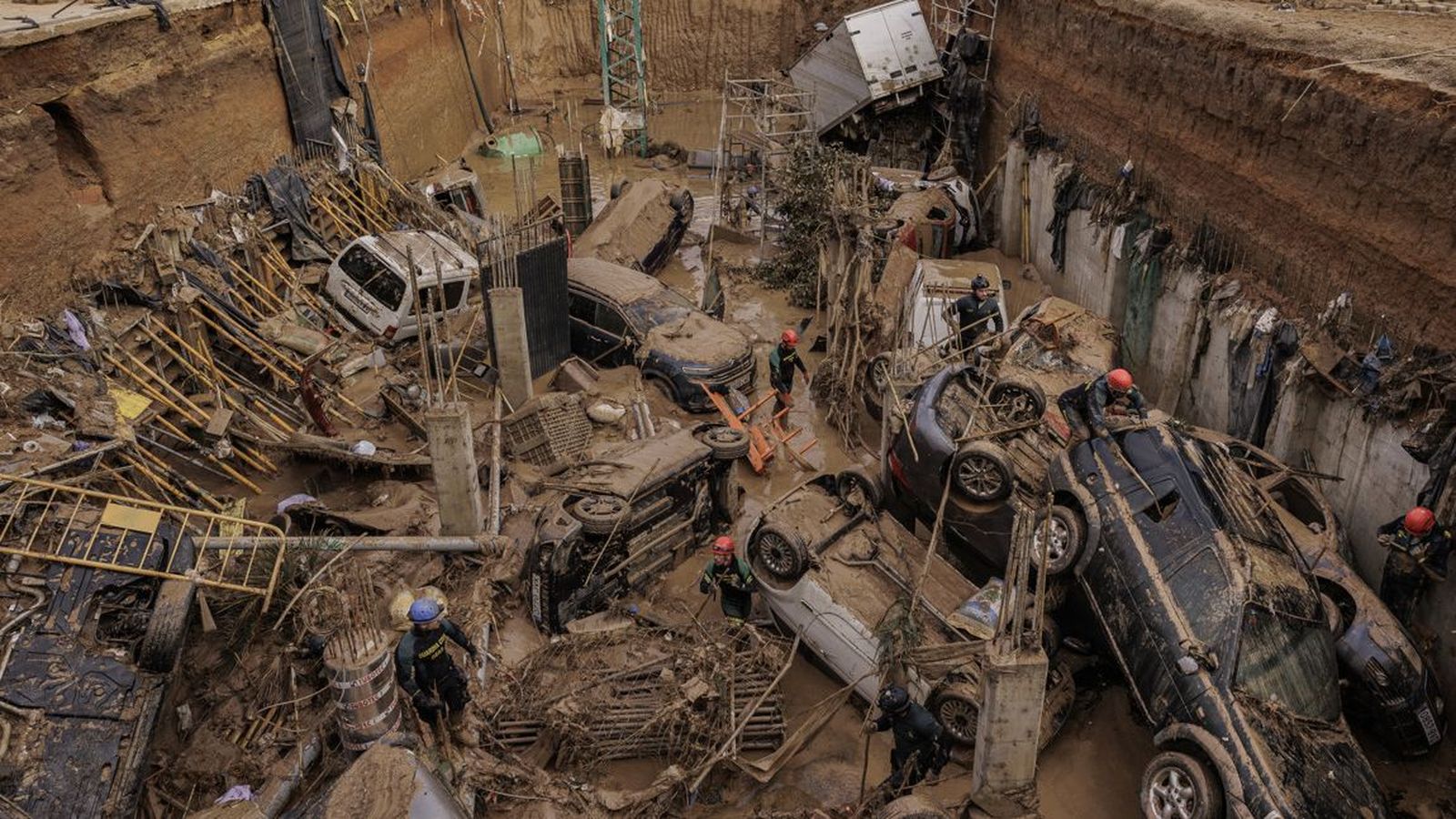 Vehicles i estris arrosegats per la dana a l'Horta sud, en una imatge d'arxiu