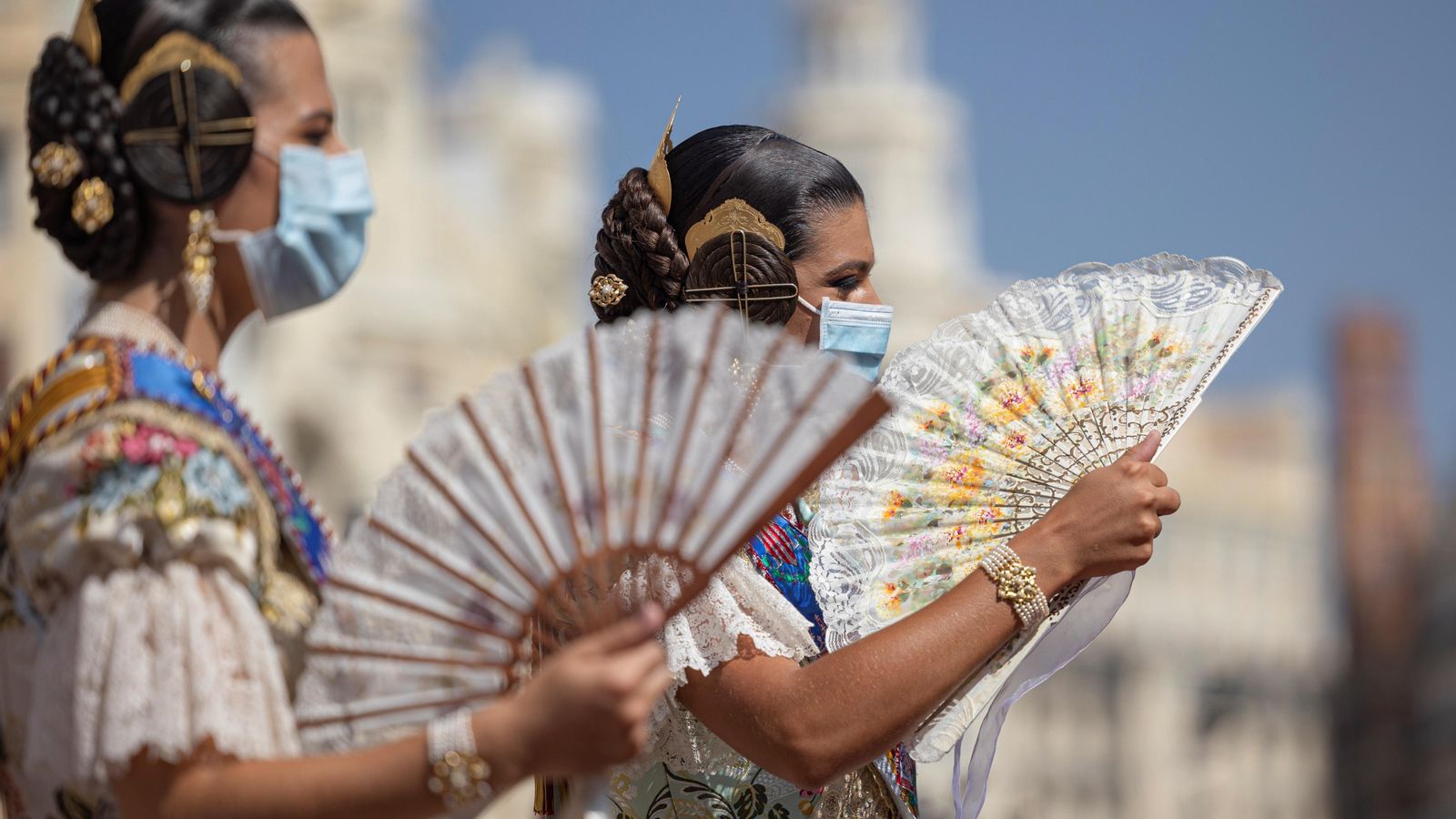 Falleres combaten la calor amb els seus ventalls
