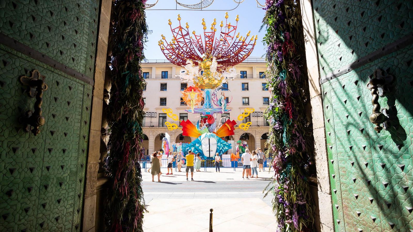 La Foguera oficial d’Alacant a la plaça de l’Ajuntament