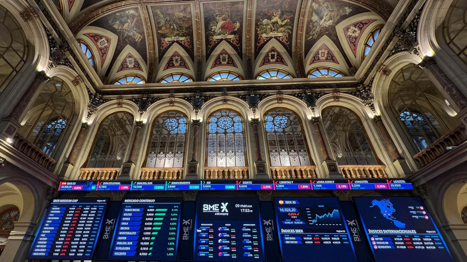 L'IBEX tanca la jormada de dilluns amb pèrdues inferiors a l'1%