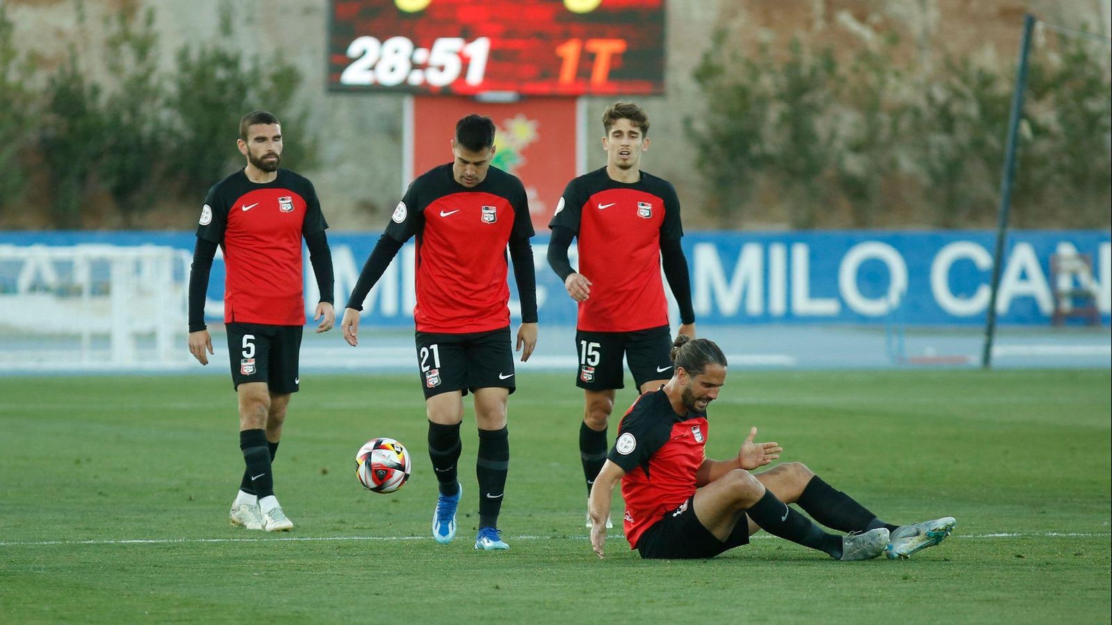 Els jugadors de la Nucia es lamenten després d'encaixar un gol Els jugadors de la Nucia es lamenten després d'encaixar un gol