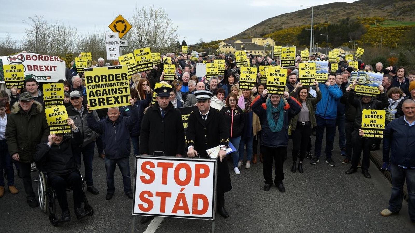 Protesta contra el Brexit a Carrickcarnon, a la frontera entre la República d'Irlanda i Irlanda del Nord Protesta contra el Brexit a Carrickcarnon, a la frontera entre la República d'Irlanda i Irlanda del Nord