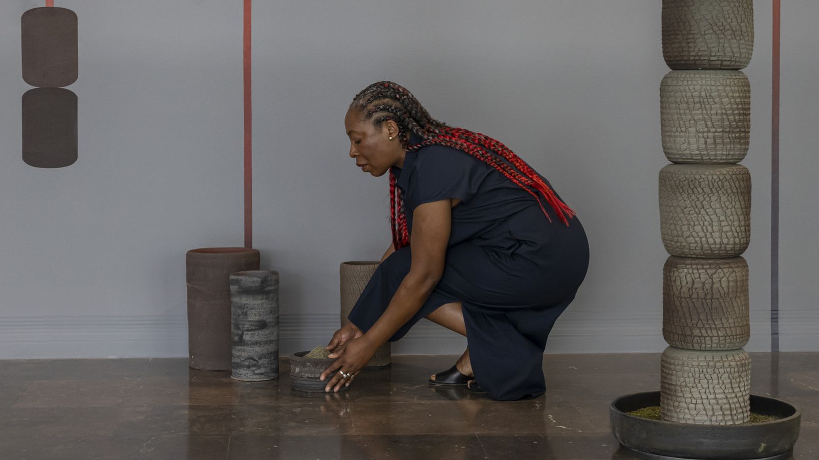 Otobong Nkanga interactuant amb una de les instal·lacions de l'exposició de l'IVAM 'Craving For Suthern Light'