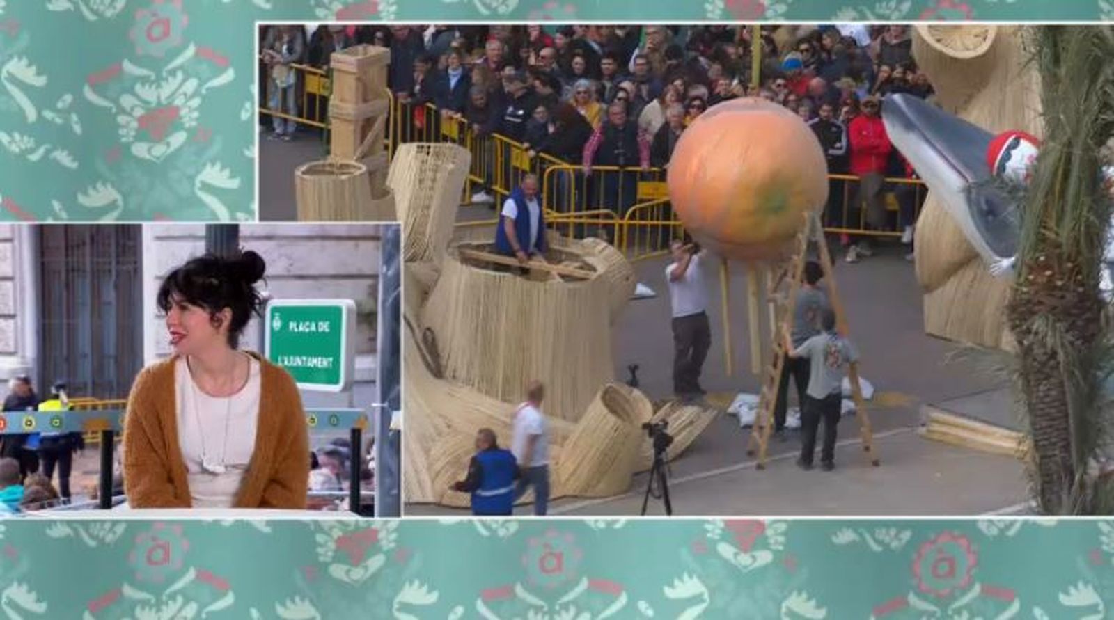 Moment de la plantà en que han colocat la taronja a la falla de l'Ajuntament